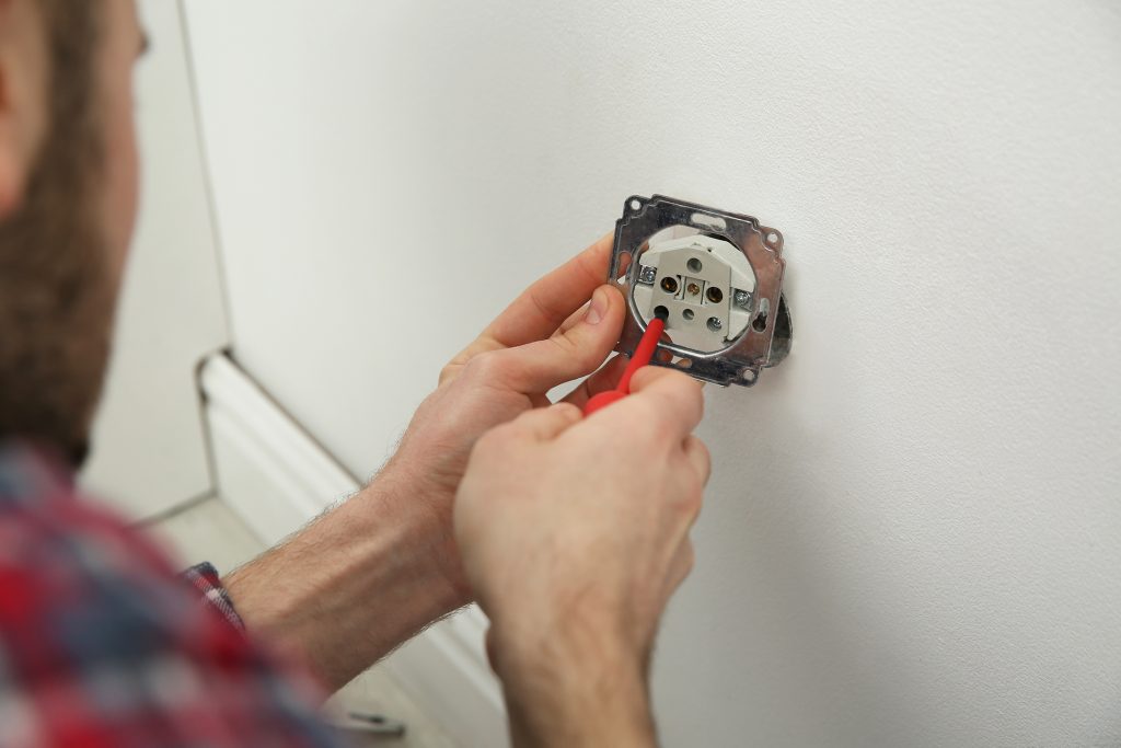 Technischer Dienst unterstützt bei Reparaturen im Haus